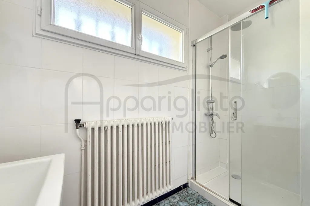 Bathrooms - Individual House with Garage in Blagnac