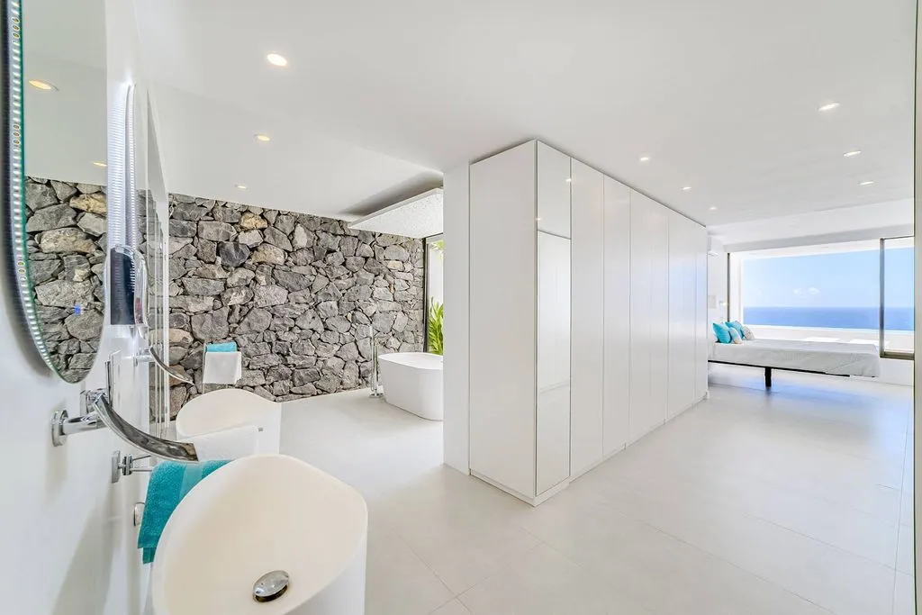 Salles de bain - Contemporary Villa with Sea Views in Santa Cruz