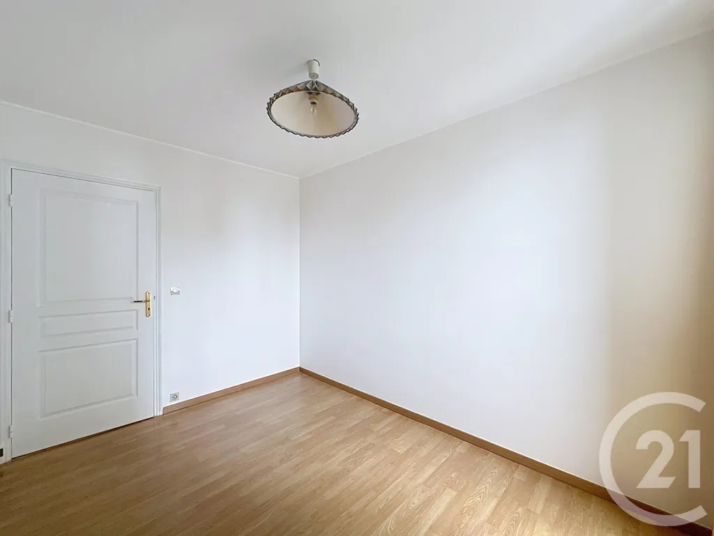 Toad - 4-Piece Flat with Parking in Thiais