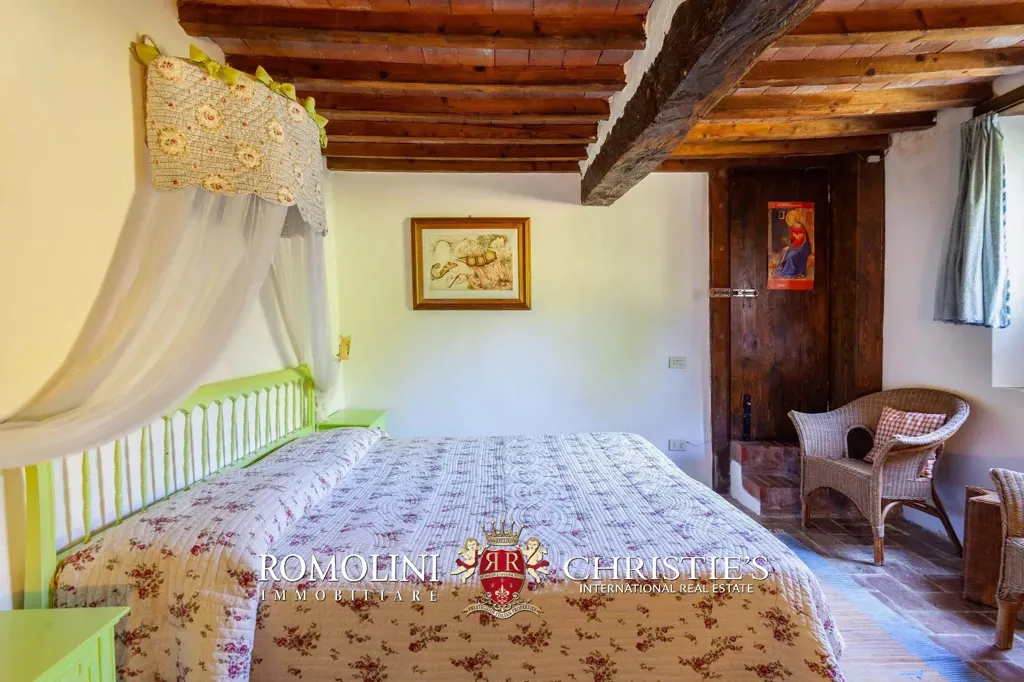 Bedrooms - Villa with Vineyard and Pool near Florence