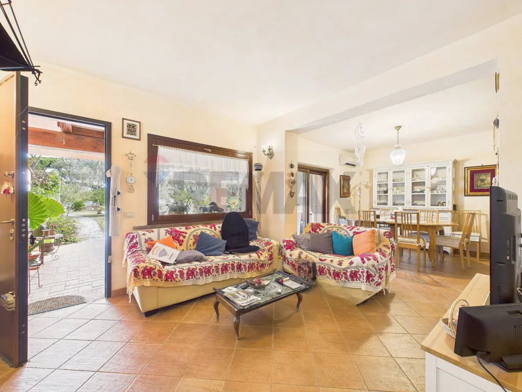Soggiorno - Rustic-Style Semi-Detached Villa in Formello