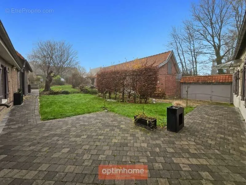 Jardin - Corps de Ferme Rénové avec Dépendance à Wanquetin