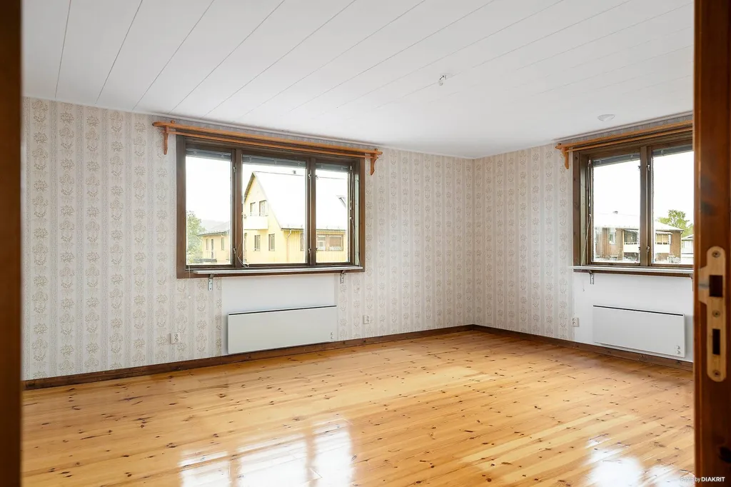 Pièces - Two-Storey Villa with Garden in Central Location