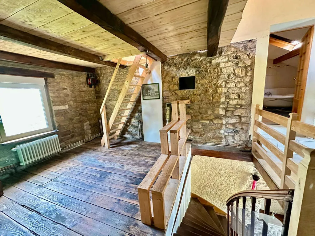 Pièces - Ancien Restaurant à Usage d'Habitation avec Jardin à Genevreuille