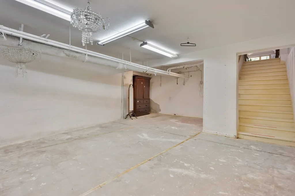 Garage - Ground Floor Apartment with Park Views in Antwerp