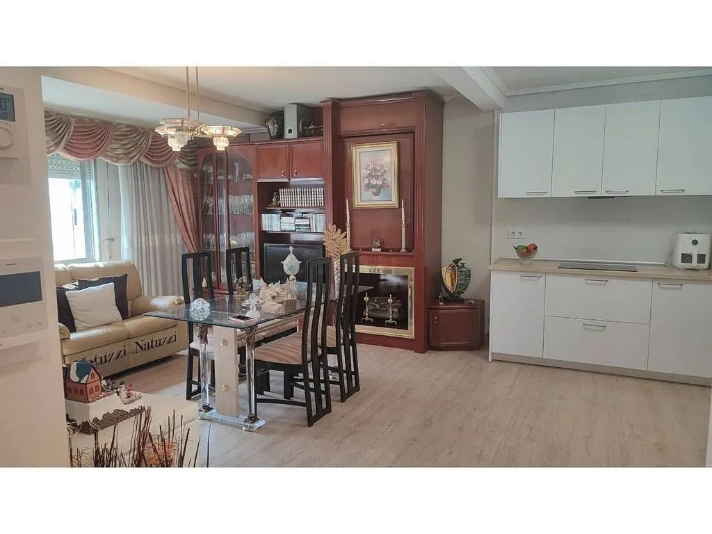 Salle à manger - 3-Bedroom Flat with Balcony in West