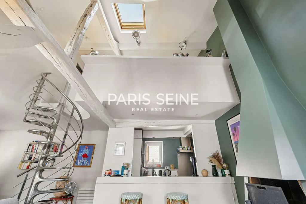 Soggiorno - Duplex with Cathedral Ceiling in Paris VII