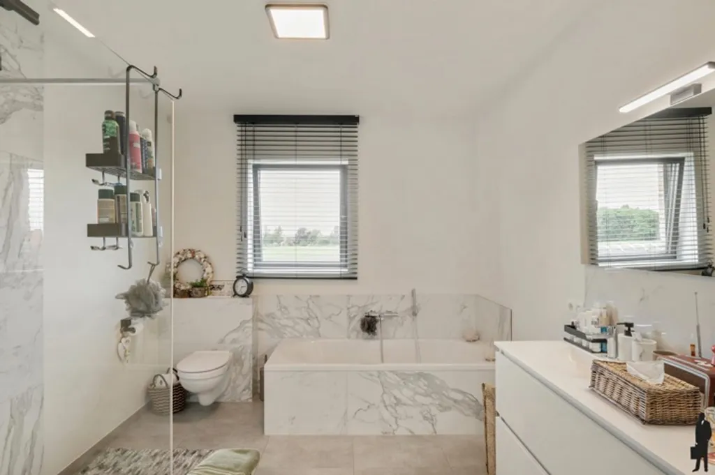 Salles de bain - Maison Énergétique avec Terrasse et 3 Chambres