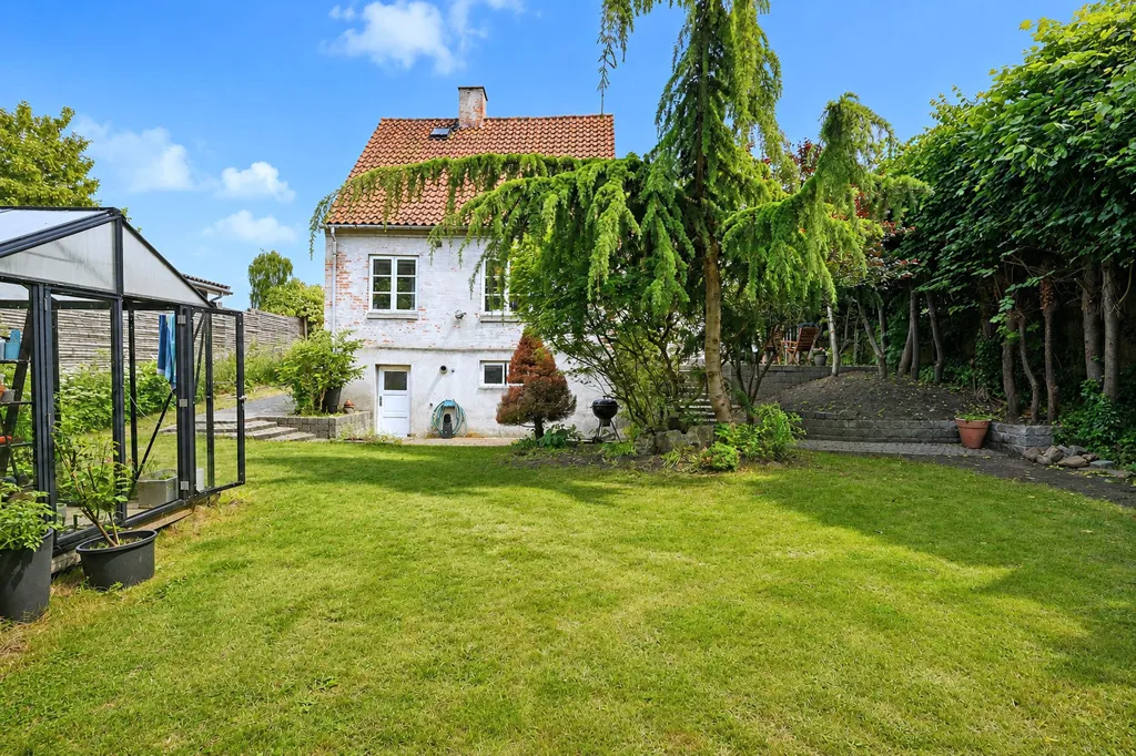 Giardino - 1977 Villa with Central Heating in Helsingør