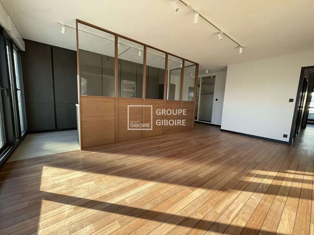Elutuba - 5-Piece Apartment with Canal View in Rennes