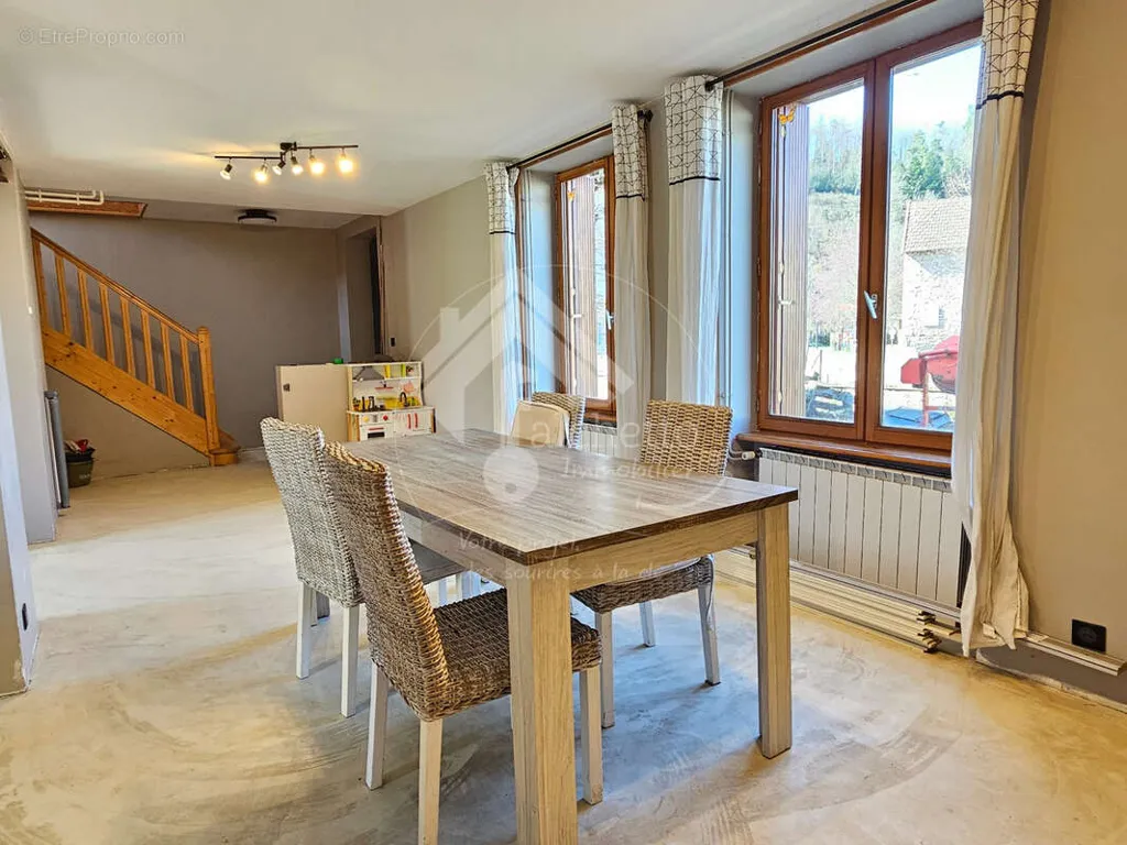 Sala da pranzo - Charming Mill House with Water Feature in Saint-Clément