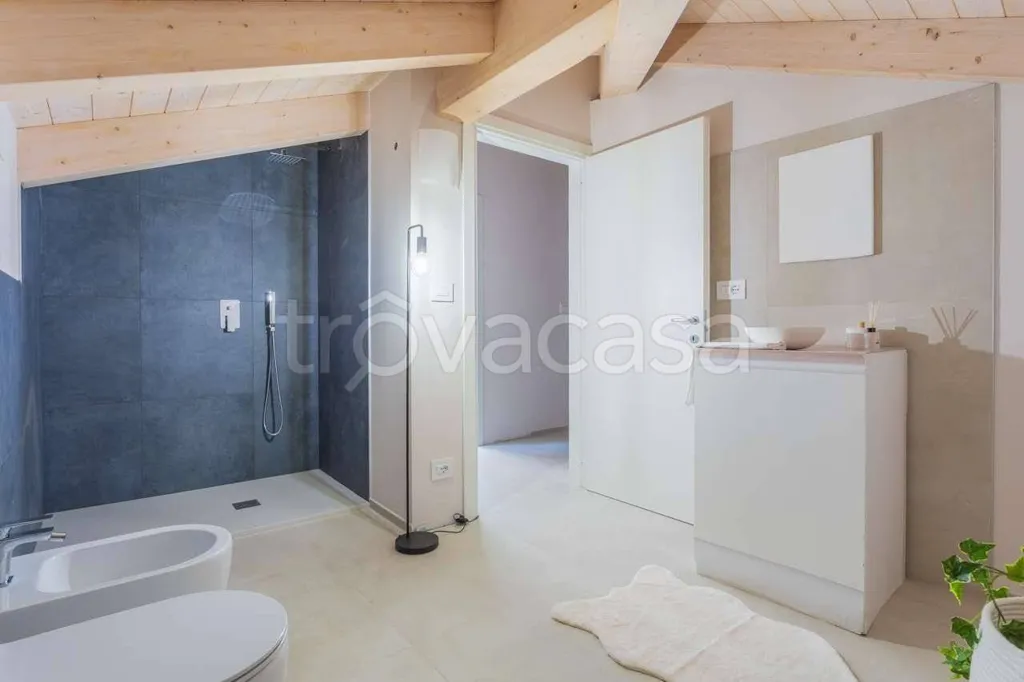 Salles de bain - Mansard Apartment with Lift in Busca