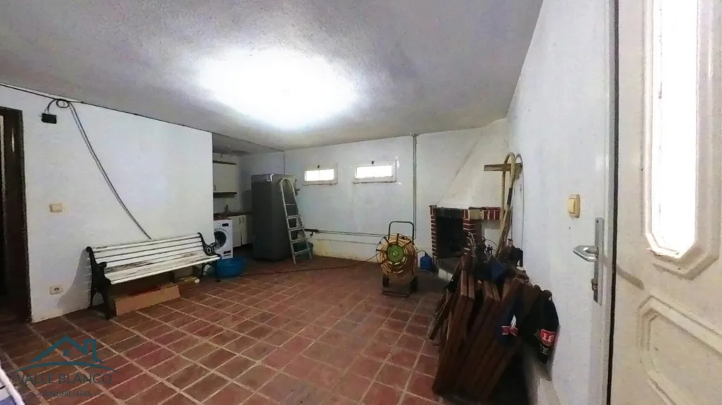 Garaaž - House with Fruit Garden in Valle de Valdelucio