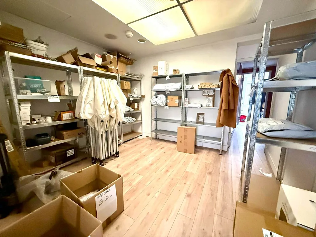 Rooms - Commercial Unit with High Visibility in Geraardsbergen