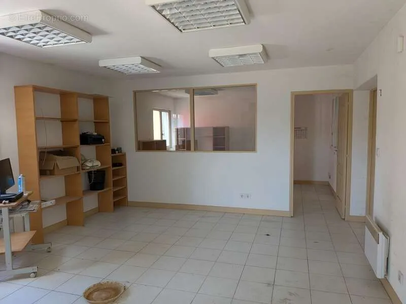 Kabinet - Warehouse with Offices in Flassian Industrial Zone