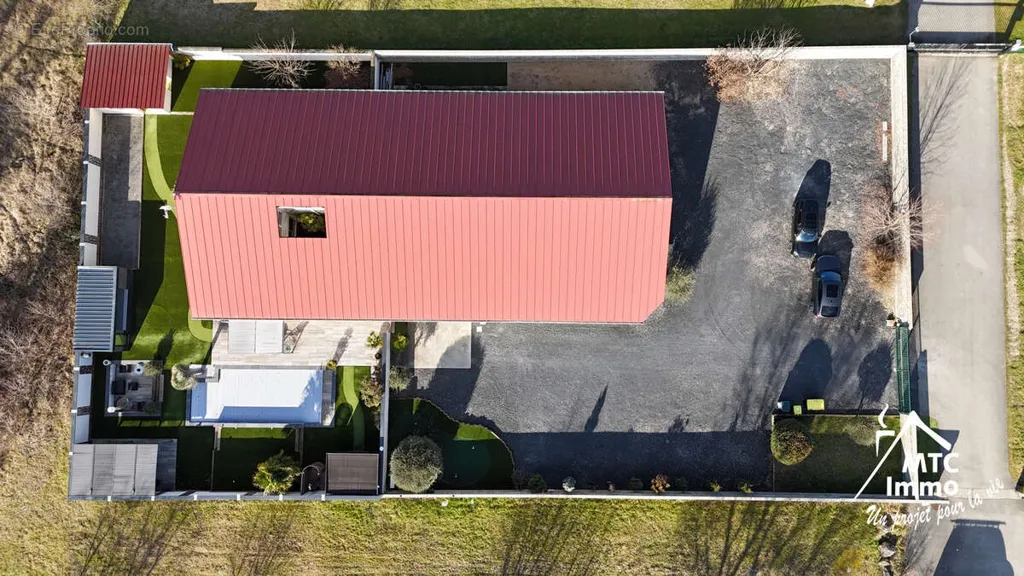 Vue aérienne - Maison Contemporaine avec Piscine et Entrepôt à Loyettes
