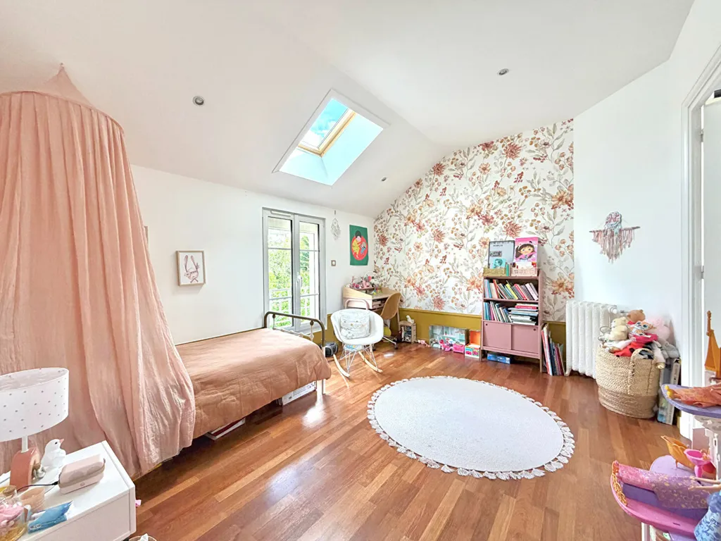 Magamistoad - Eiffel-Style House with Pool in Prestigious Area