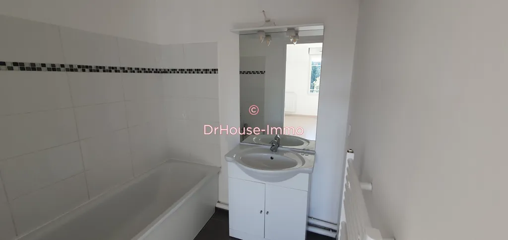 Vannitoad - 2-Bed Apartment with Parking in Persan