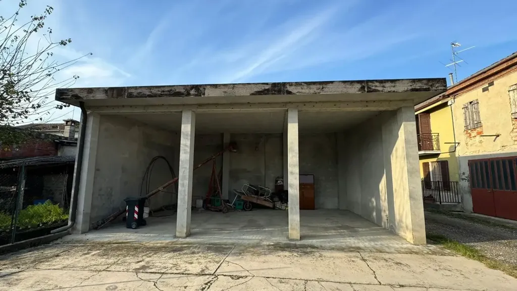 Garage - Rustic Cottage for Renovation in Casale Monferrato