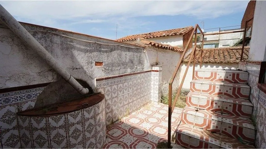 Aed - House with Terrace and Balcony in Almadén