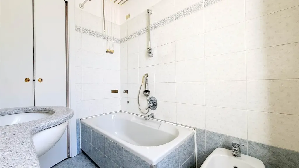 Salles de bain - Triplex with Geothermal Heating in Vedano al Lambro