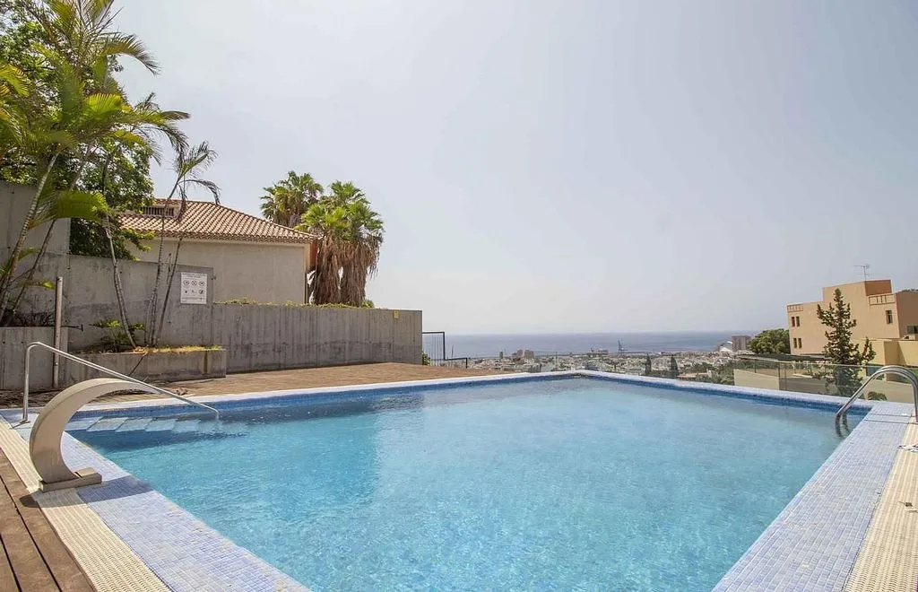 Piscine - Contemporary Townhouse with Pool in Ifara