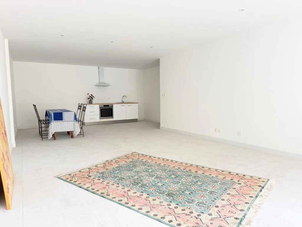 Séjour - Maison Rénovée avec Balcon et Jardin à Avignon