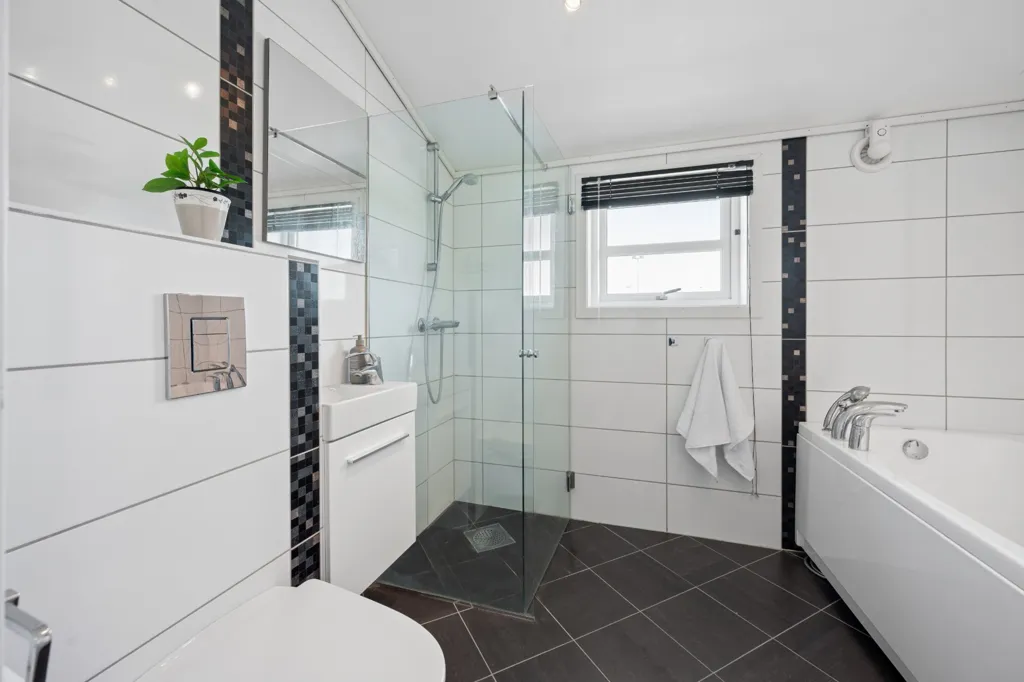 Salles de bain - Three-Storey Townhouse with Sea View in Sola