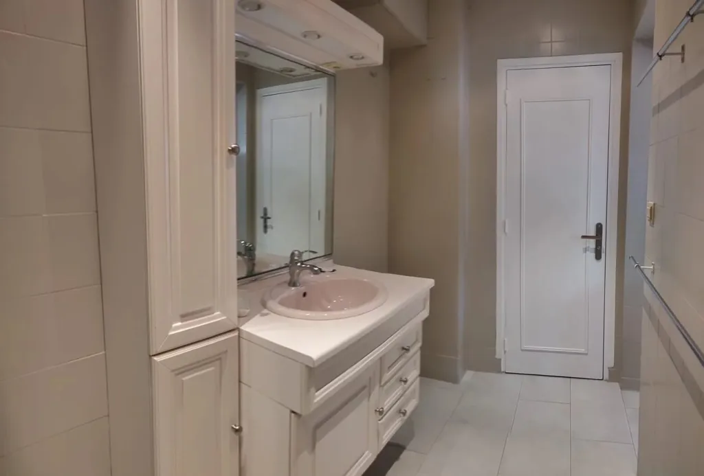Bathrooms - Furnished Flat with Balconies in Boulogne Centre