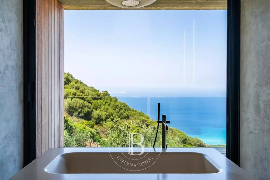 Salles de bain - Villa Contemporaine avec Vue Panoramique à Corbara