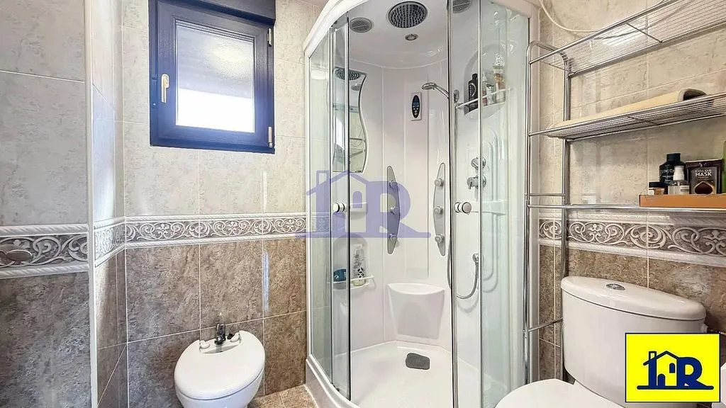 Bathrooms - Duplex with University Proximity in San Antón, Cuenca