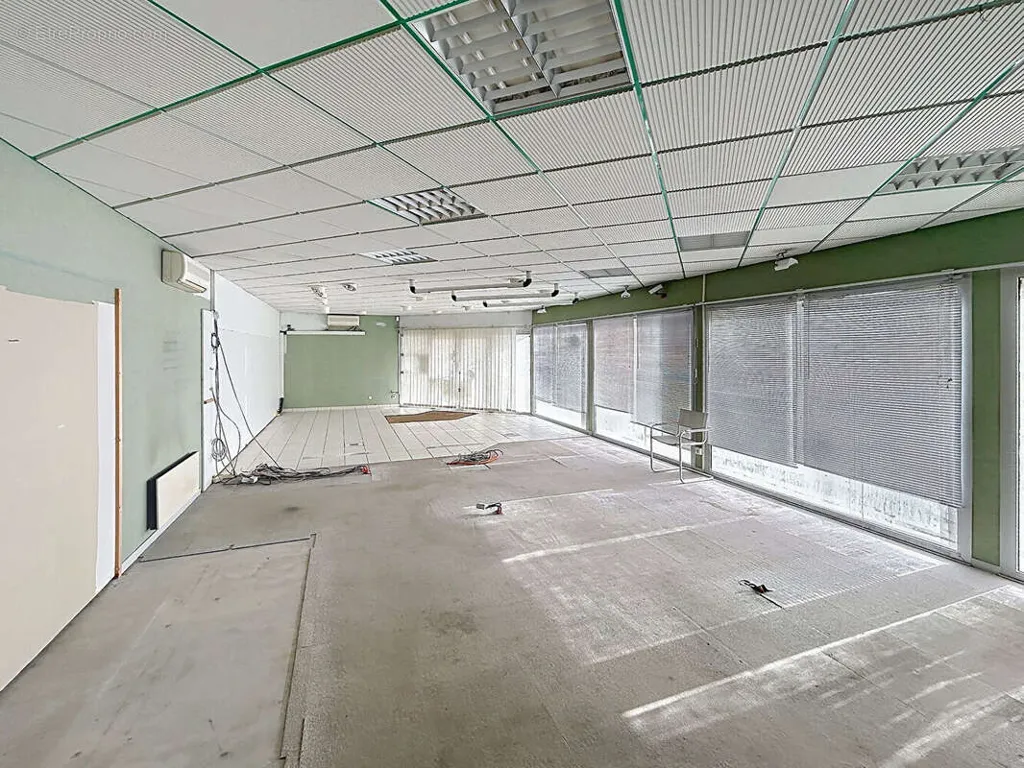 Pièces - Ensemble Immobilier avec Local Commercial à Pessac