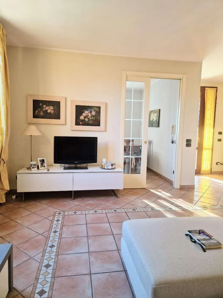 Soggiorno - Corner Semi-Detached Villa with Garden in Rubiera