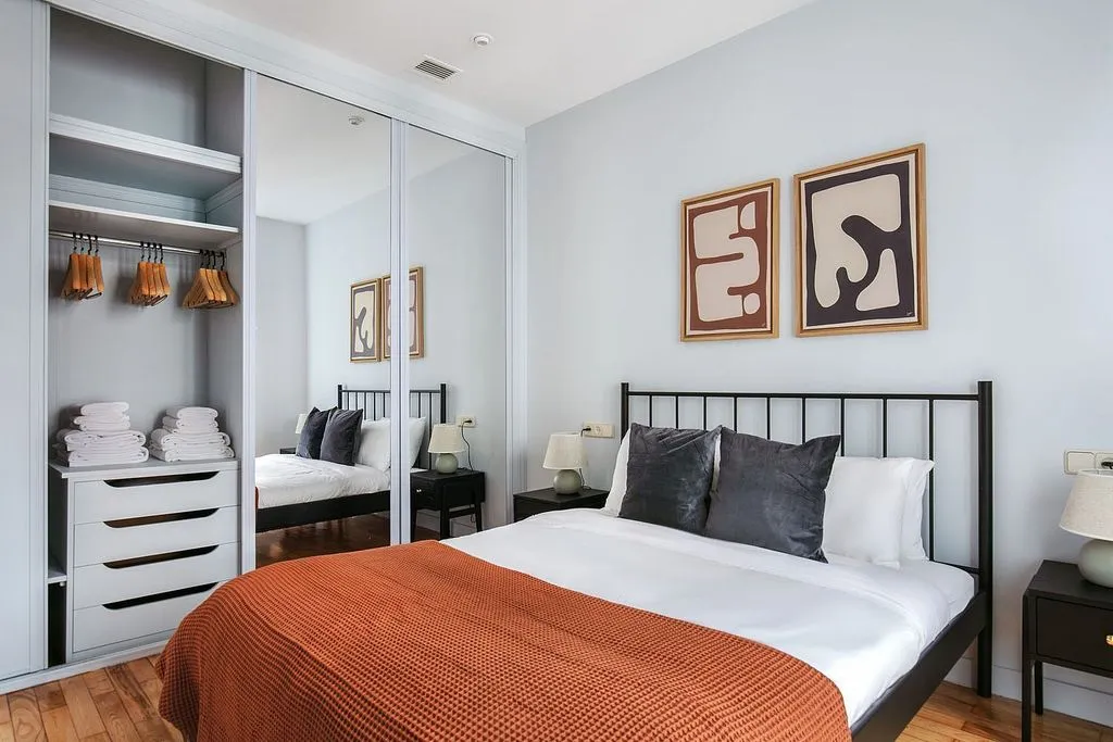 Bedrooms - Furnished Flat with Balcony in Madrid Centre