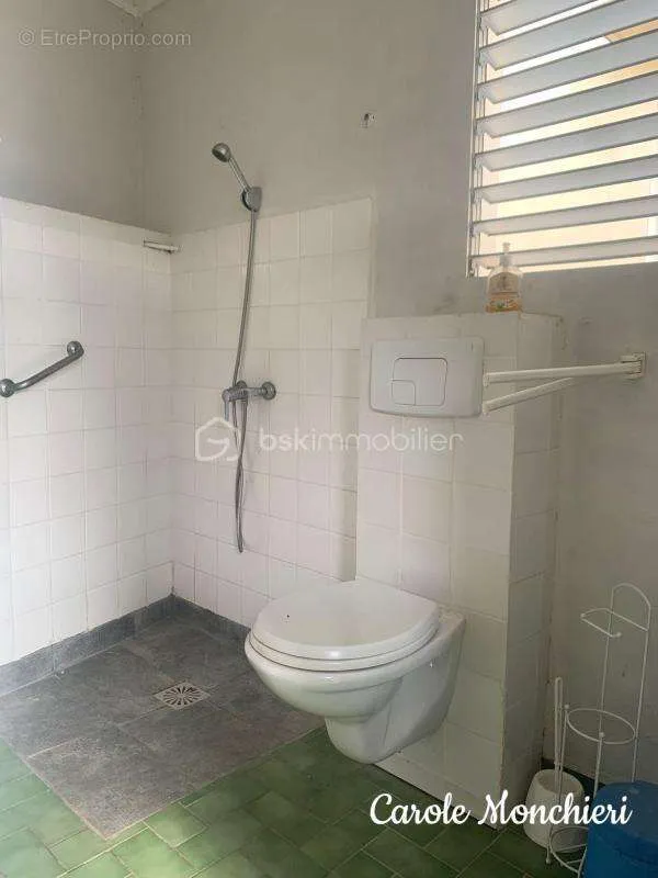 Salles de bain - Maison avec Atelier et Studio à Basse-Terre