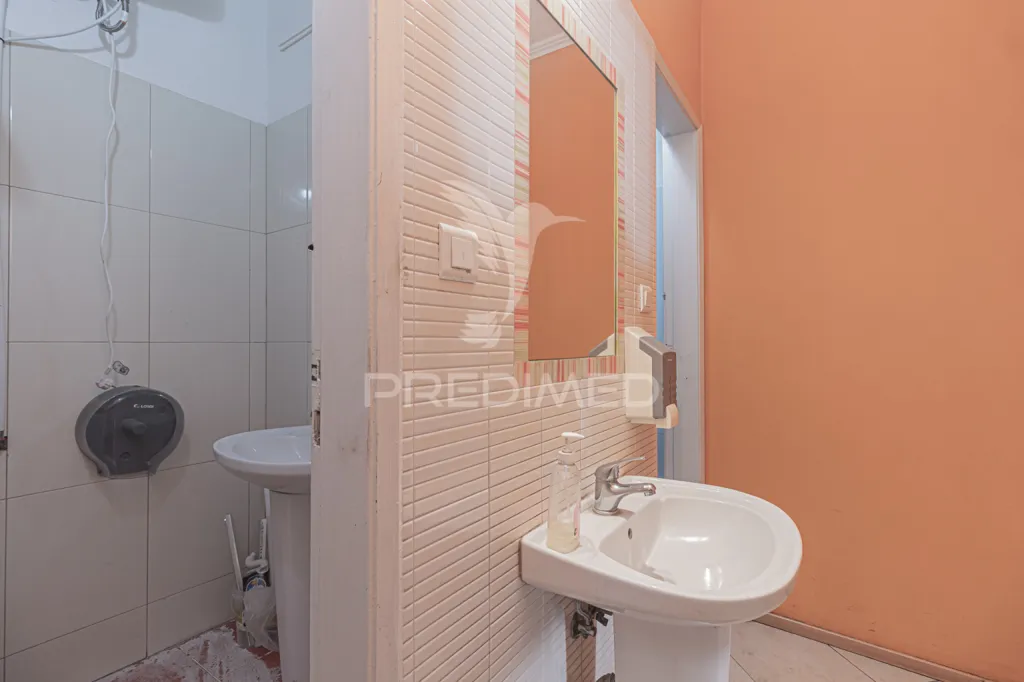 Salles de bain - Versatile Shop with Strategic Location in Laranjeiro