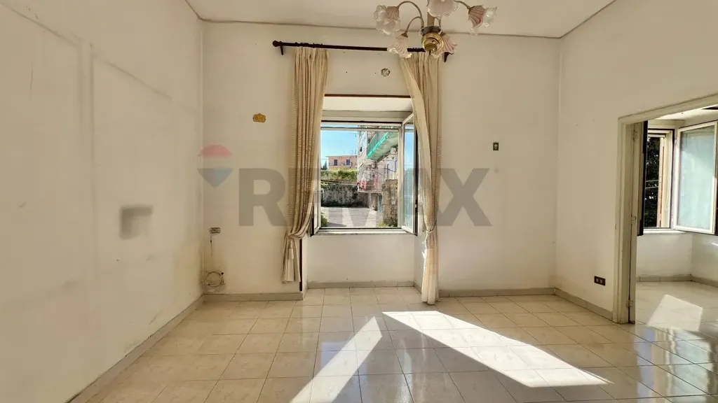Pièces - Apartment with Terrace in Piscinola, Naples