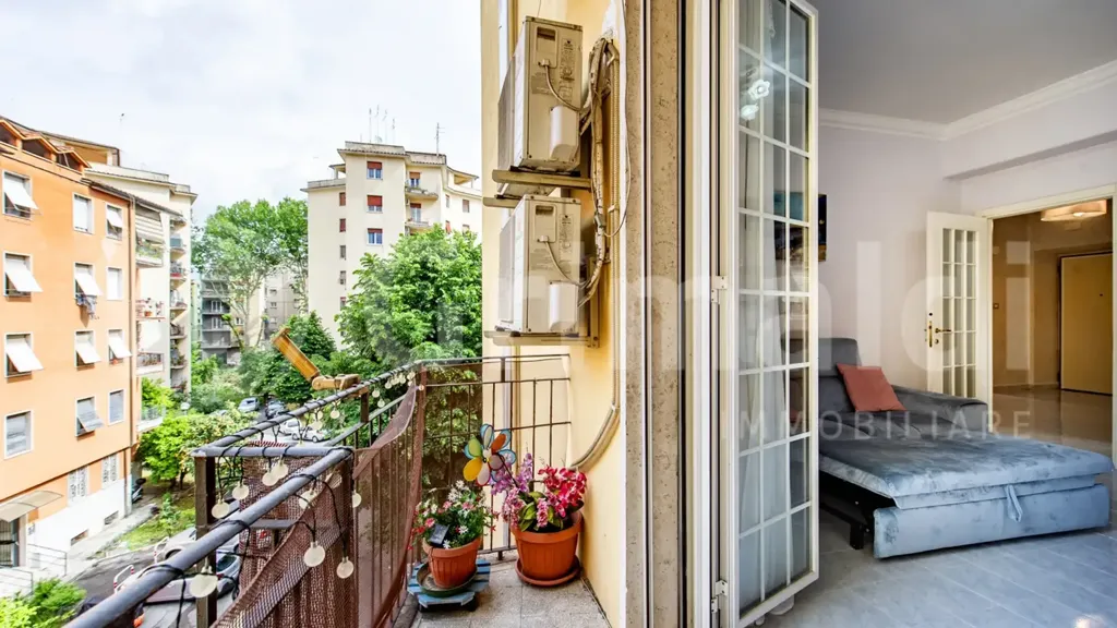 Balcon - Rear-Facing Apartment with Balconies in Rome