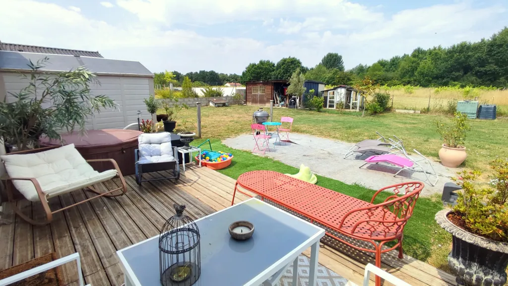 Jardin - Maison de Plain-Pied avec Piscine à Brizambourg
