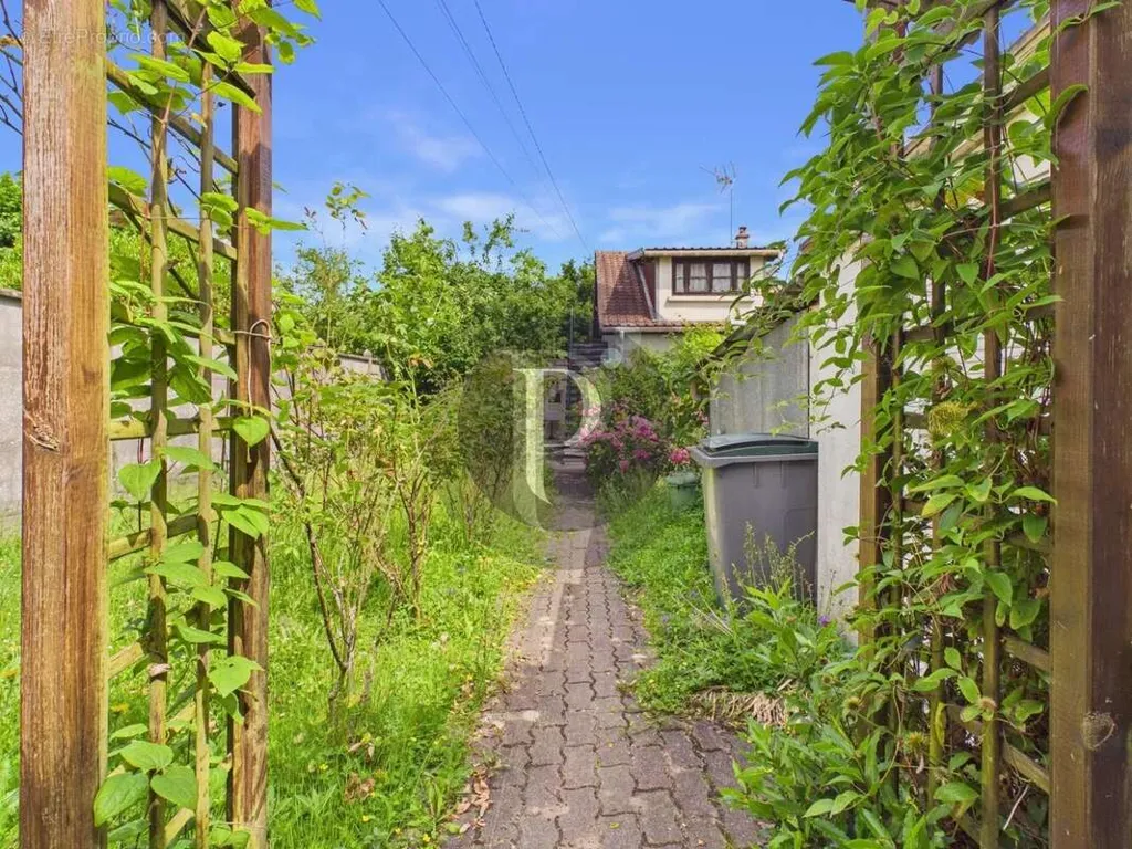 Jardin - Maison avec Jardin et Garage dans le Quartier du Golf à Igny