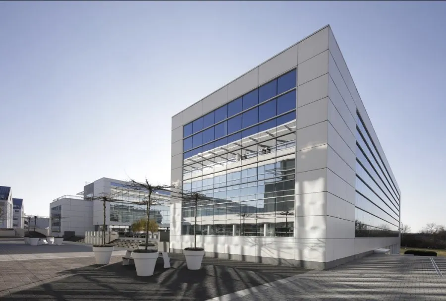 Extérieur - Bureaux Contemporains à Mamer avec Parkings