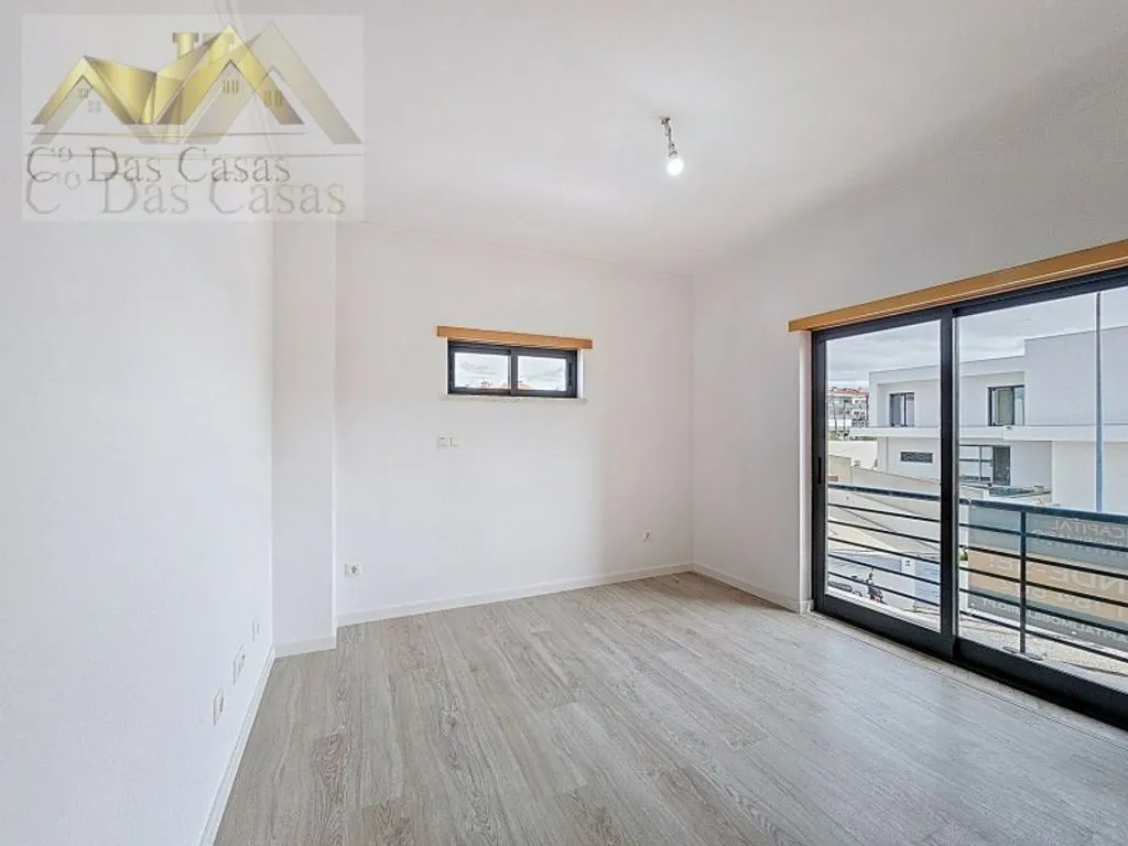 Rooms - Modern House in Final Renovation in Almada