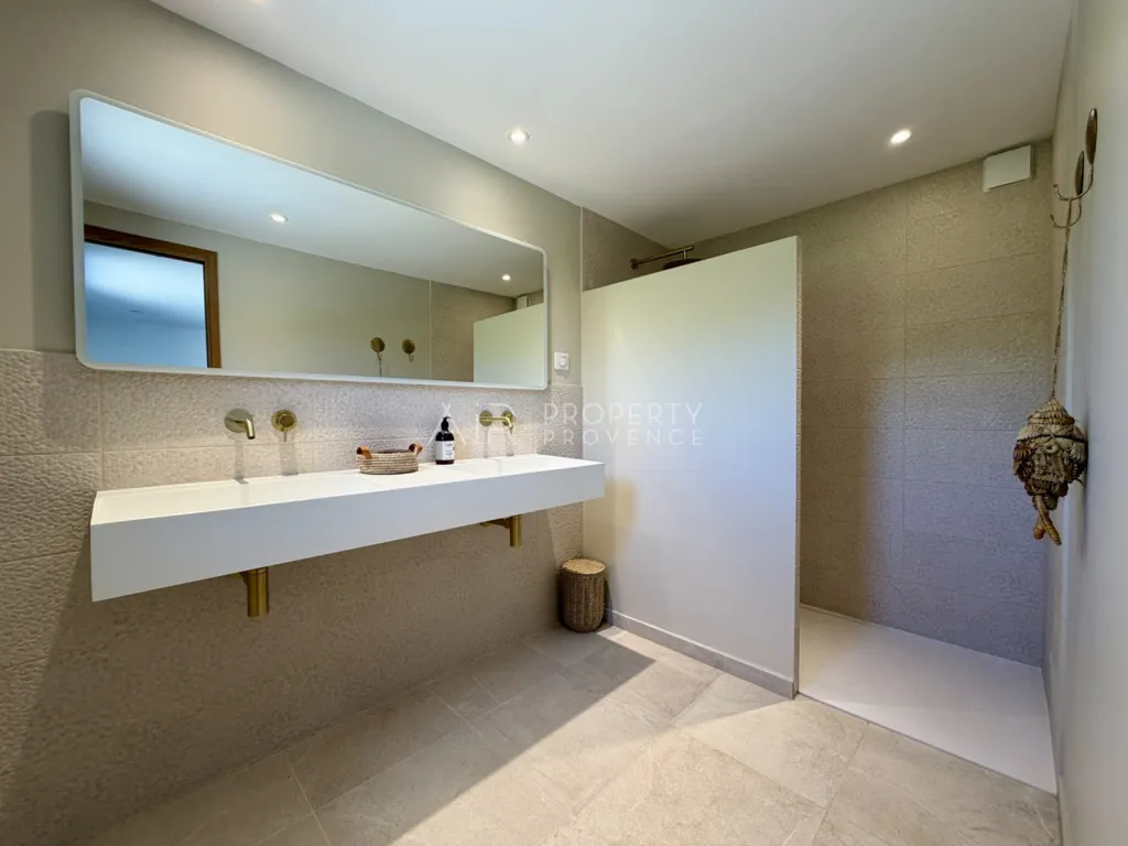 Salles de bain - Villa Rénovée avec Piscine à Cadenet