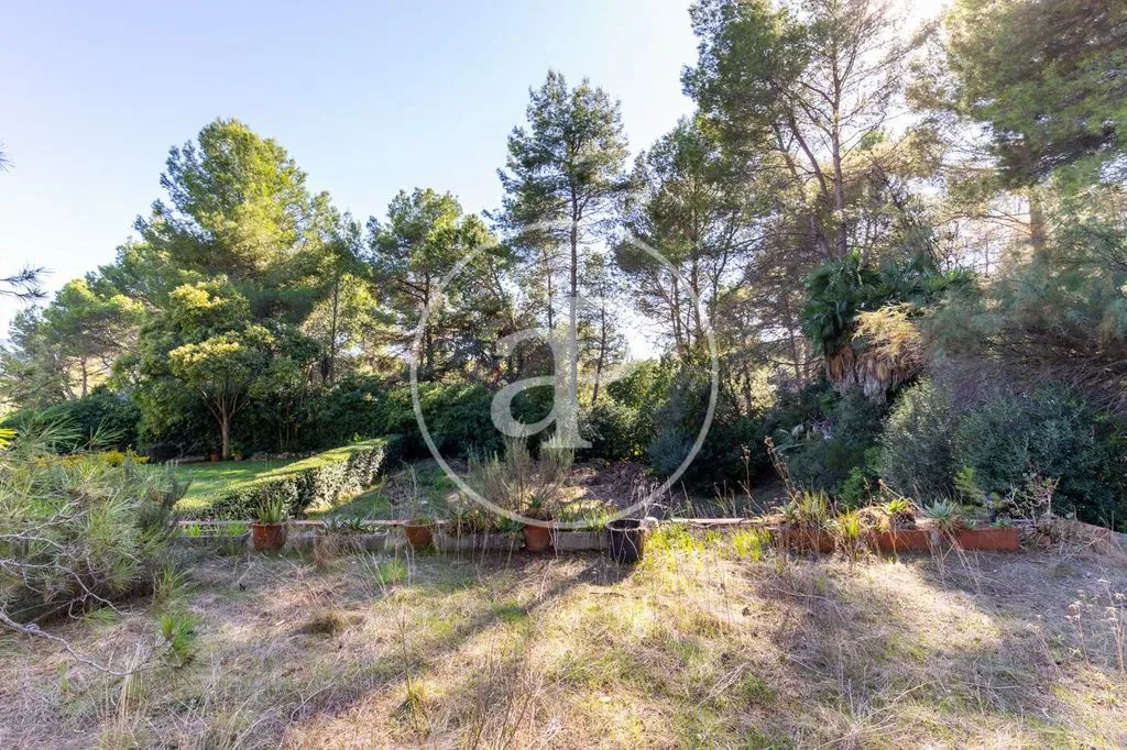 Jardin - Urban Plot with Elevated Views in Bellaterra