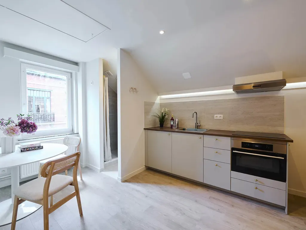 Cuisine - Studio Meublé avec Vue sur Bois de la Cambre à Ixelles