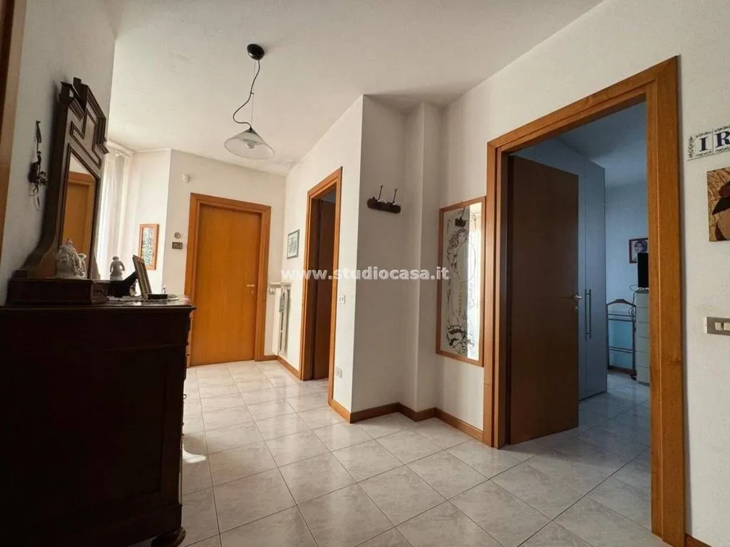 Esik - Luxury Villa with Private Garden in Mapello