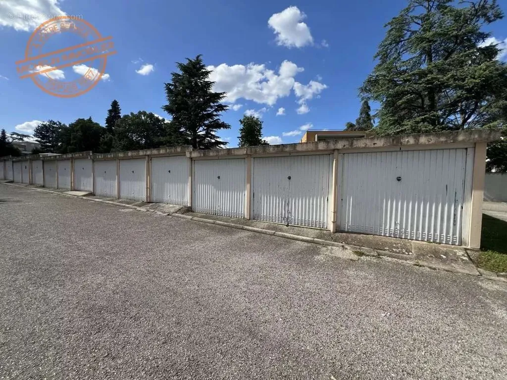 Välivaade - Secure Garage in Écully's Le Pérollier