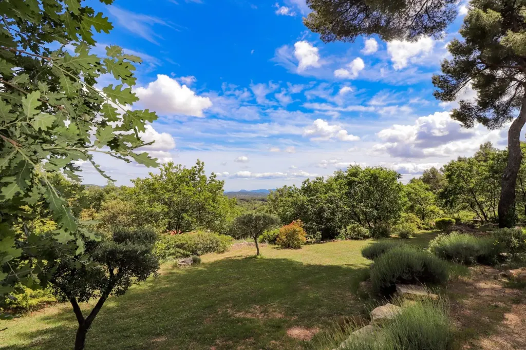 Jardin - Propriété avec Piscine et Jardin Paysager à Flayosc