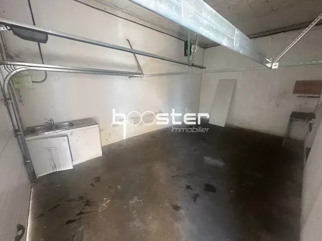 Garage - Recent House with Garden in Minimes