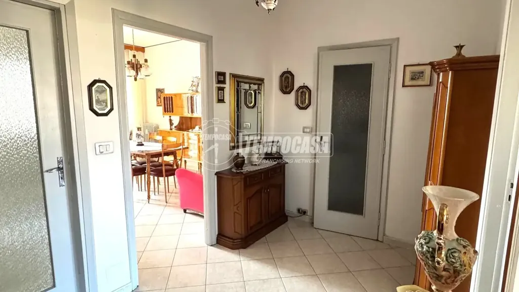 Esik - Rearranged Apartment with Balcony in Collegno